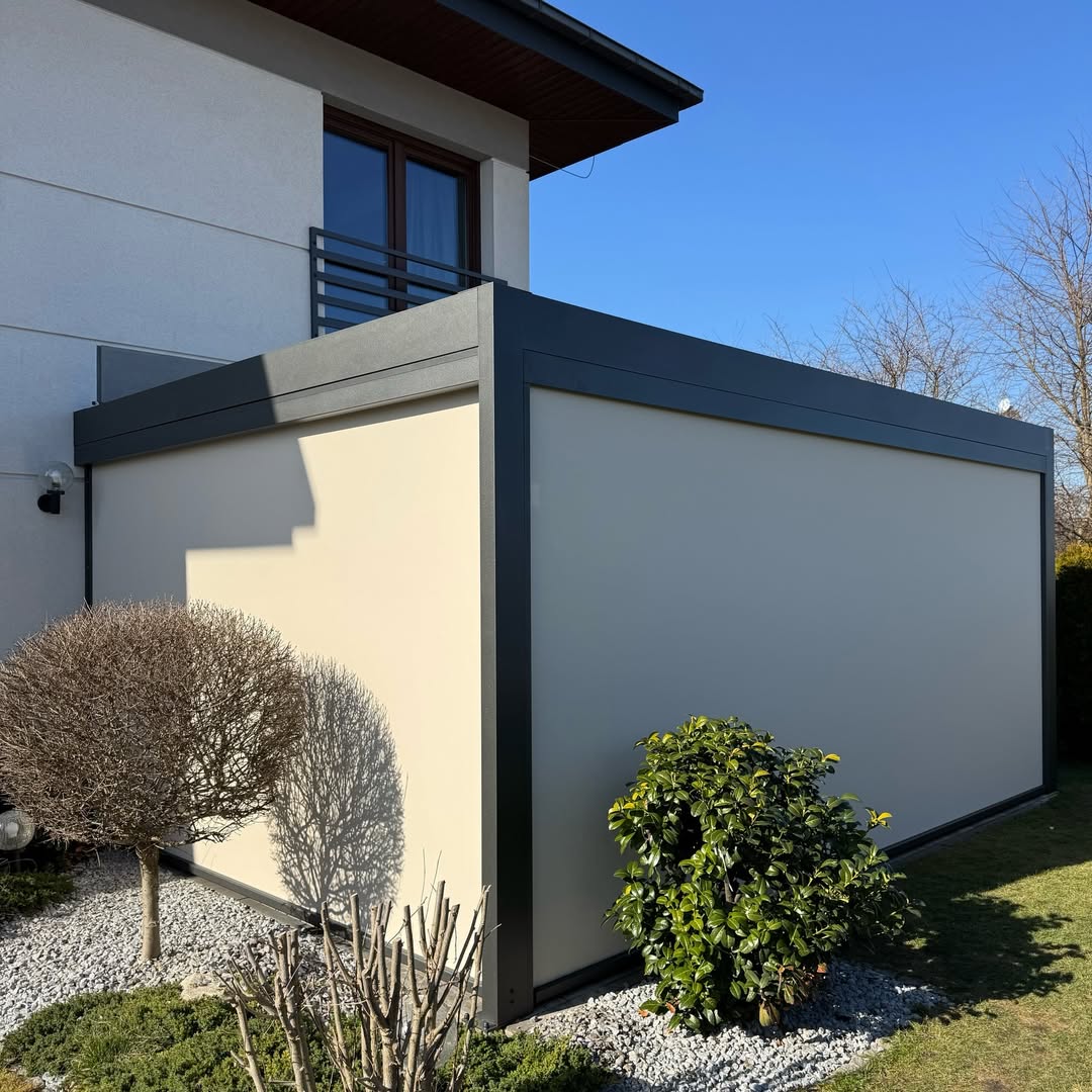 Nowoczesny taras, na którym chce się spędzać każdą wolną chwilę ☀️Pergola bioklimatyczna w kolor-2