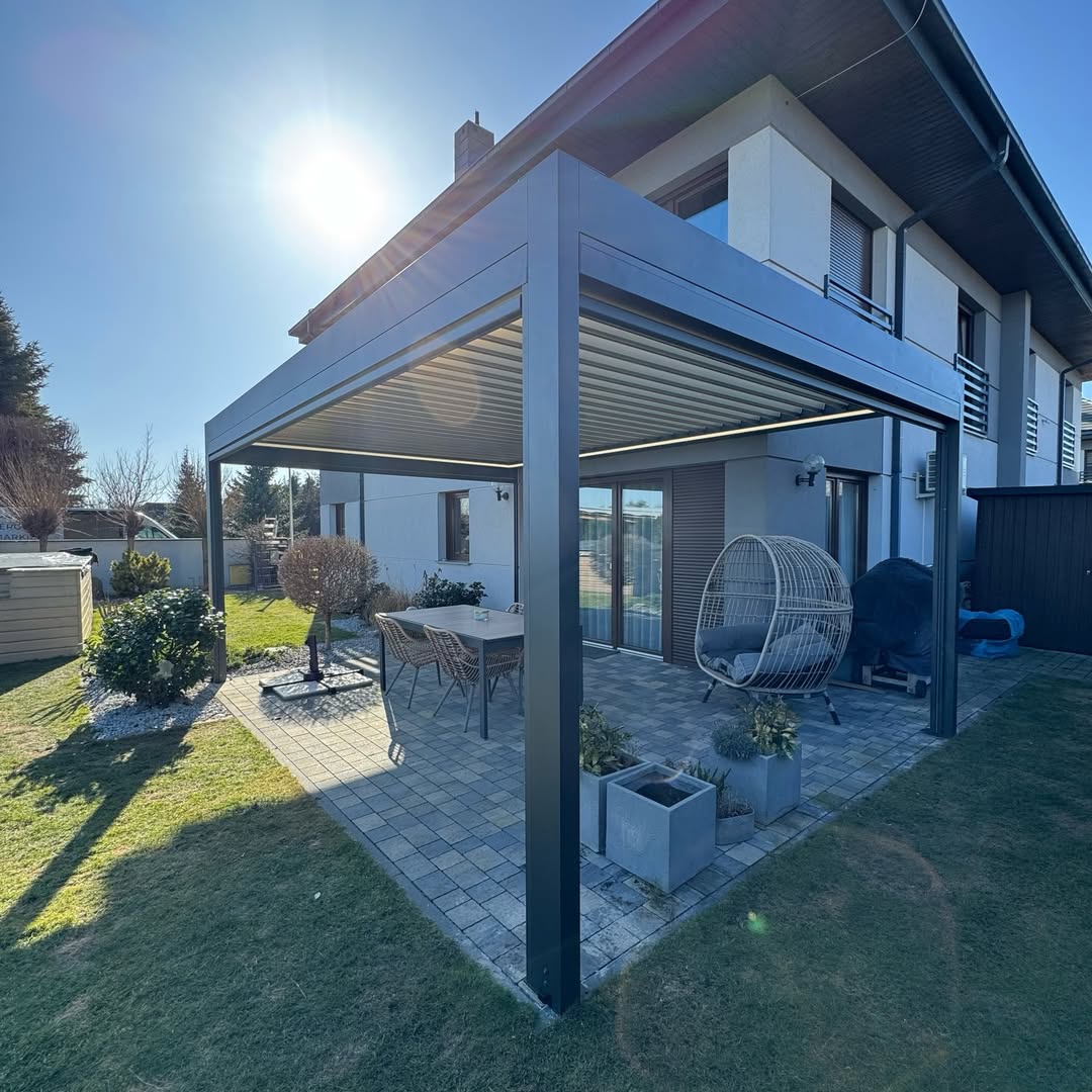 Nowoczesny taras, na którym chce się spędzać każdą wolną chwilę ☀️Pergola bioklimatyczna w kolor-3
