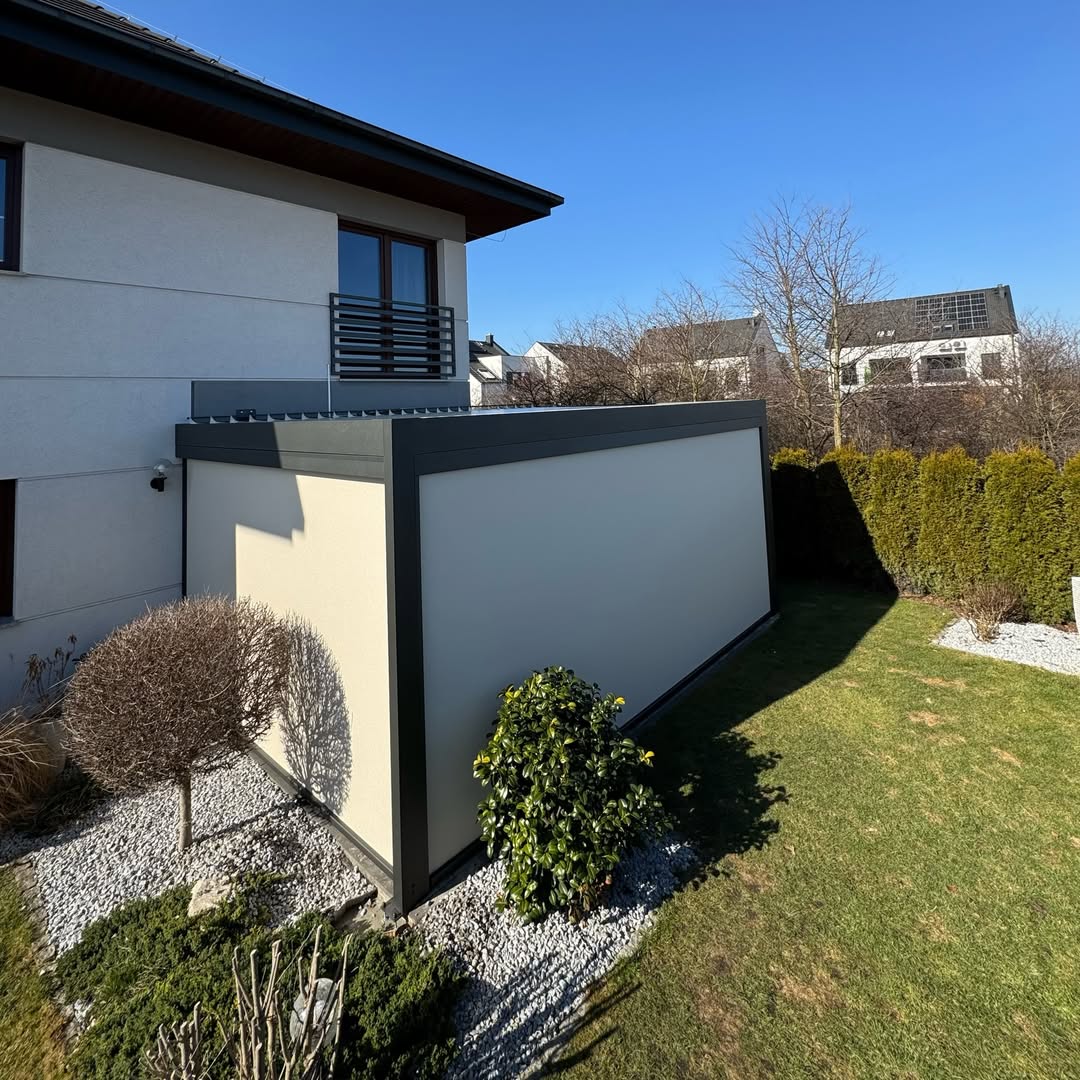 Nowoczesny taras, na którym chce się spędzać każdą wolną chwilę ☀️Pergola bioklimatyczna w kolor-4