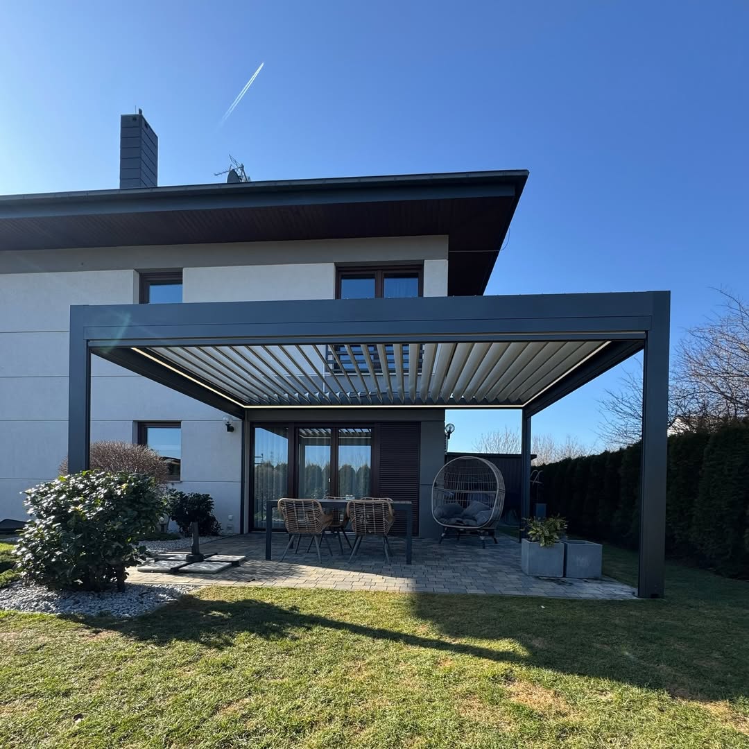 Nowoczesny taras, na którym chce się spędzać każdą wolną chwilę ☀️Pergola bioklimatyczna w kolor