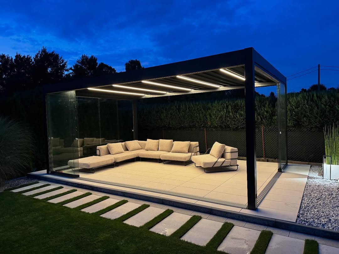 Zobacz, jak nasza najnowsza realizacja odmieniła przestrzeń ogrodu 🌿. Solidna konstrukcja z alu